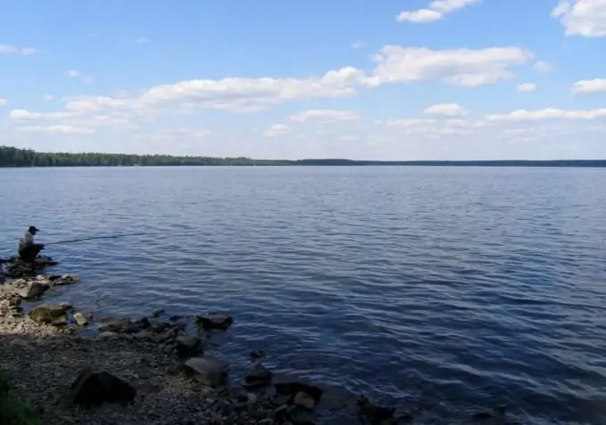 El lago Baltym es uno de los lugares de descanso favoritos de los residentes de Ekaterimburgo cerca de la ciudad