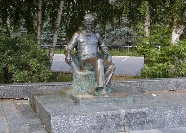 Denkmal für Kurchatov in Obninsk