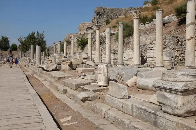 What is famous for the temple of Artemis in the Turkish city of Side